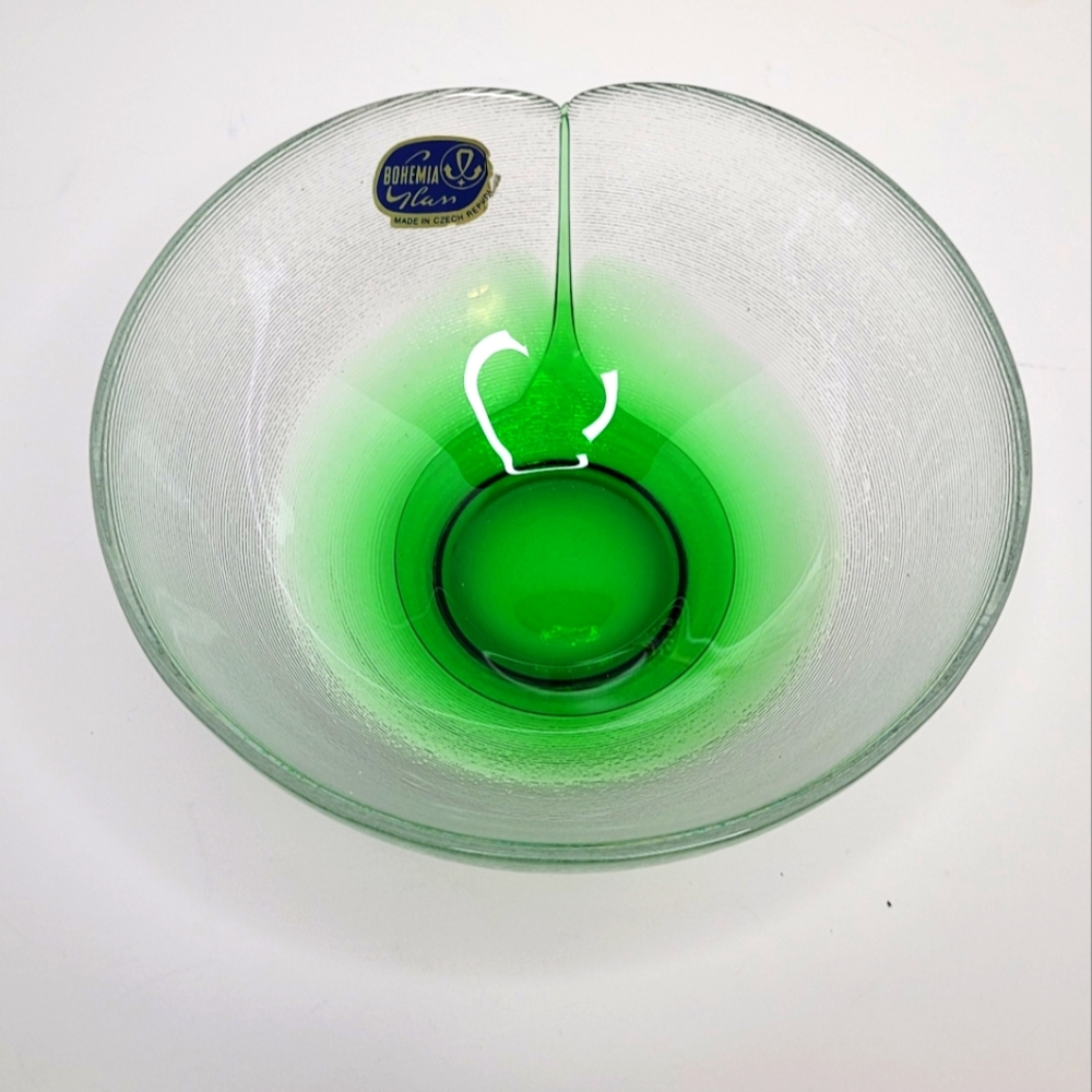 Vibrant Crystalex Bohemia Art Glass Bowl with Minimalist Design